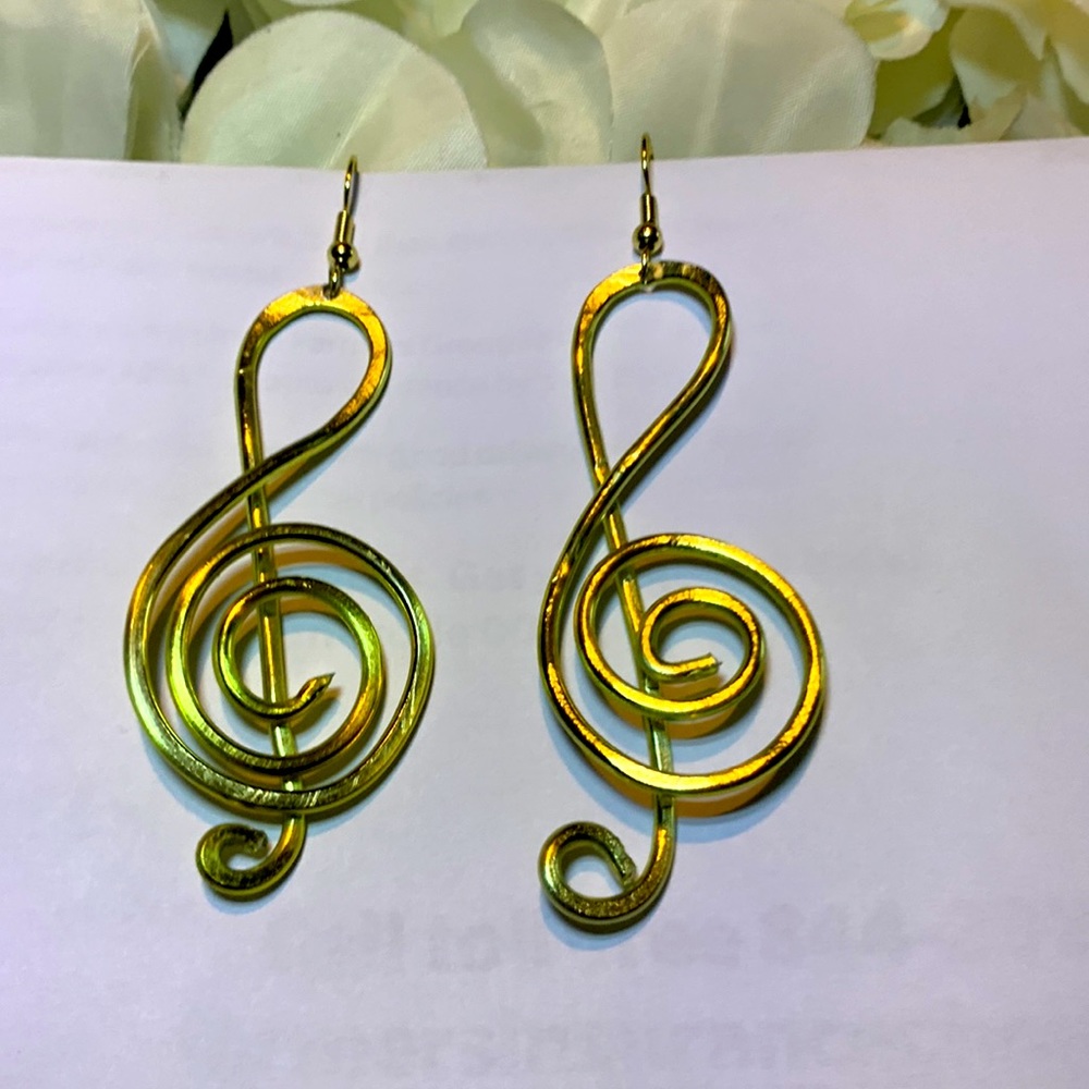Beautiful gold wire music notes